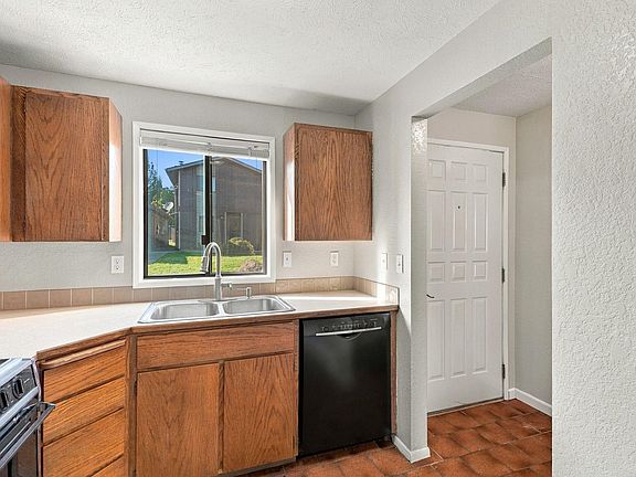 5th image of 411 Clay St APT A