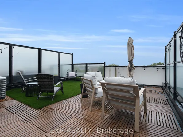 600 Alex Gardner Cir #112, Aurora, ON L4G 3G5