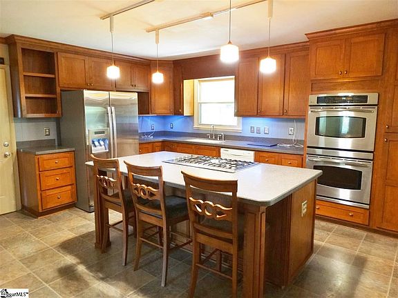 5th image of 301 Rosemary Ln