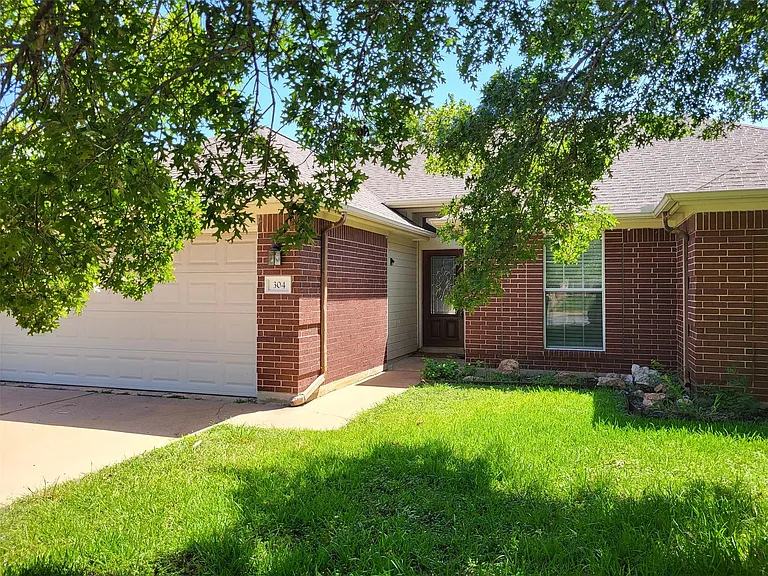 304 N Kings Canyon Dr — Photo 1