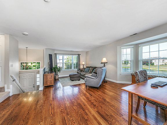 4th image of 2640 Woodmere Dr