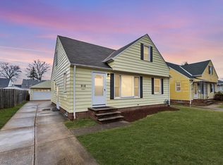 916 Meadowlawn Blvd, Parma, OH