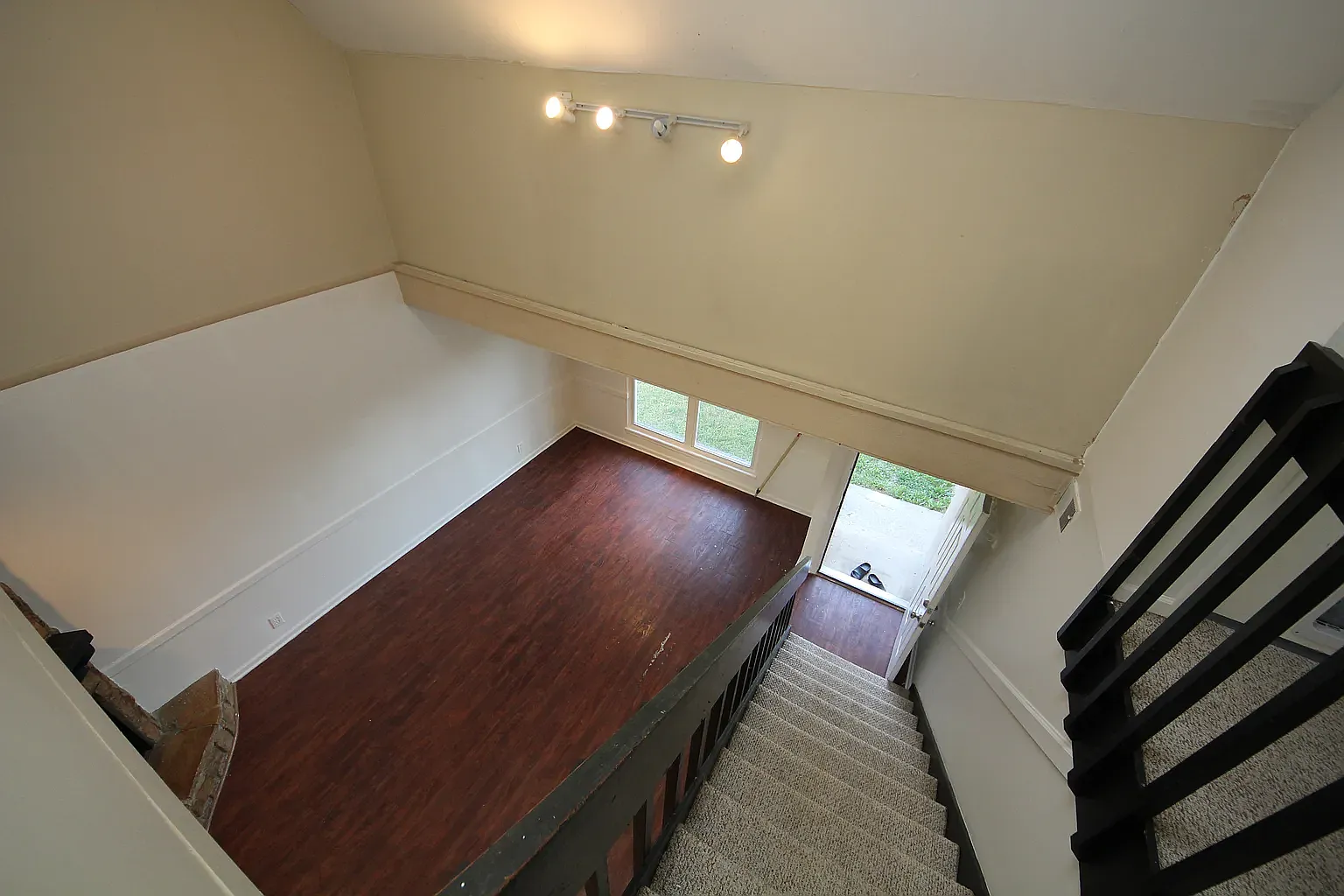 3 bed, 1.5 bath, 1400 sqft, $1,600 — Photo 3