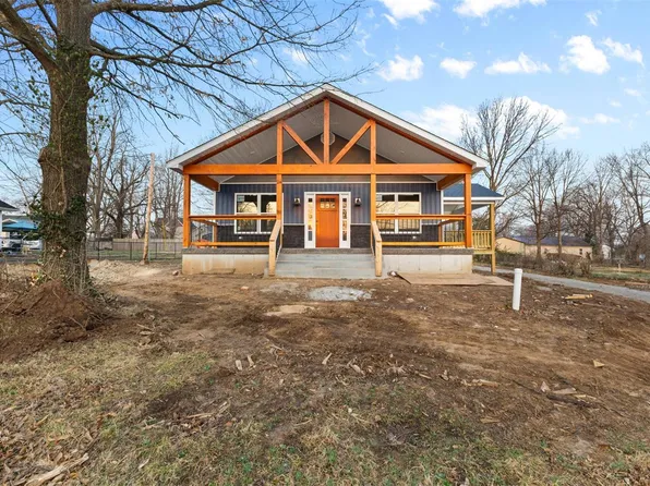 407 N Middle St, Farmington, MO 63640