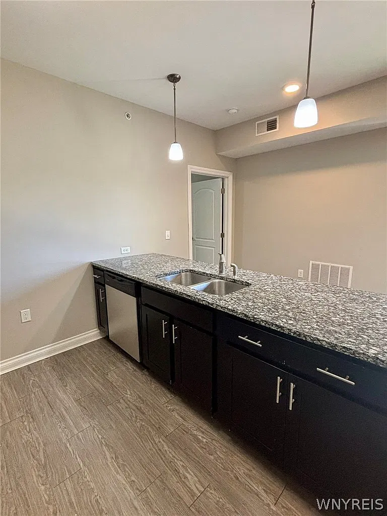 1 bed, 1.5 bath, 769 sqft, $1,654 — Photo 4
