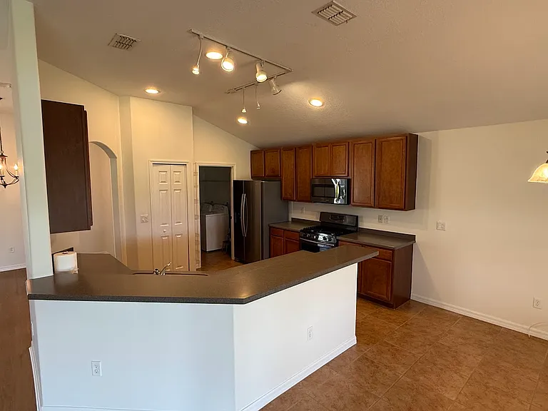 515 S Valencia Cir SW — Photo 8