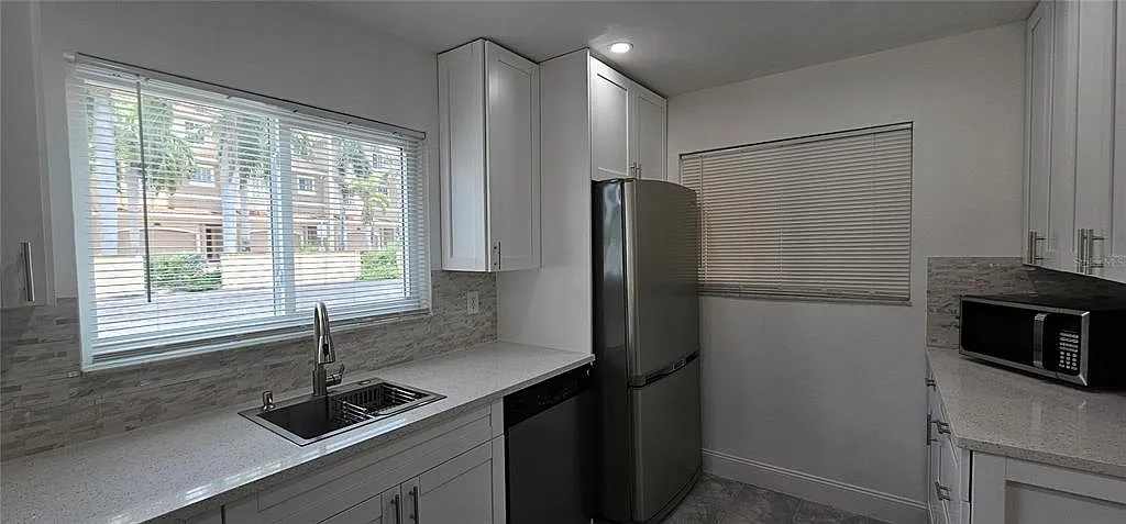2 bed, 2.0 bath, 1050 sqft, $3,100 — Photo 3