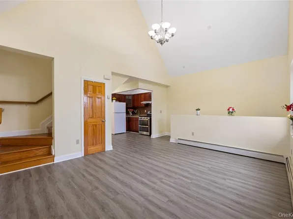 183-26 Booth Memorial Avenue image 6 of 24