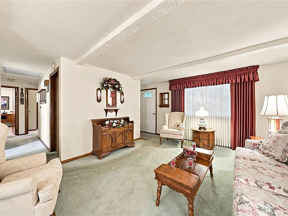 4th image of 61 Maplewood Ct