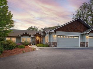 1858 NW Sunview Pl, Grants Pass, OR 97526