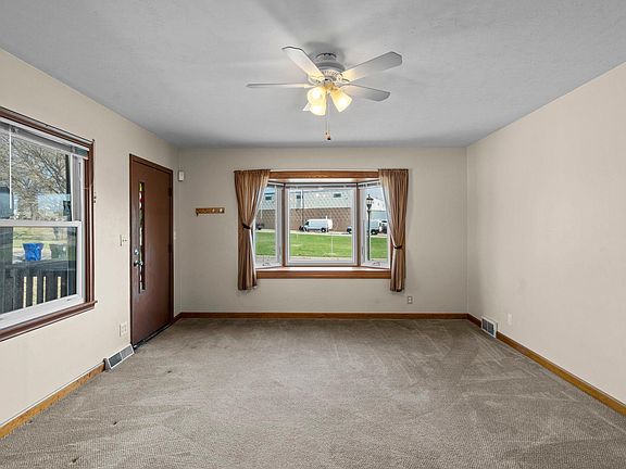 4th image of 1186 Hewitt Ave