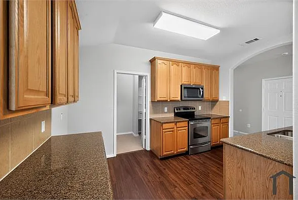 515 Harding Ln — Photo 7