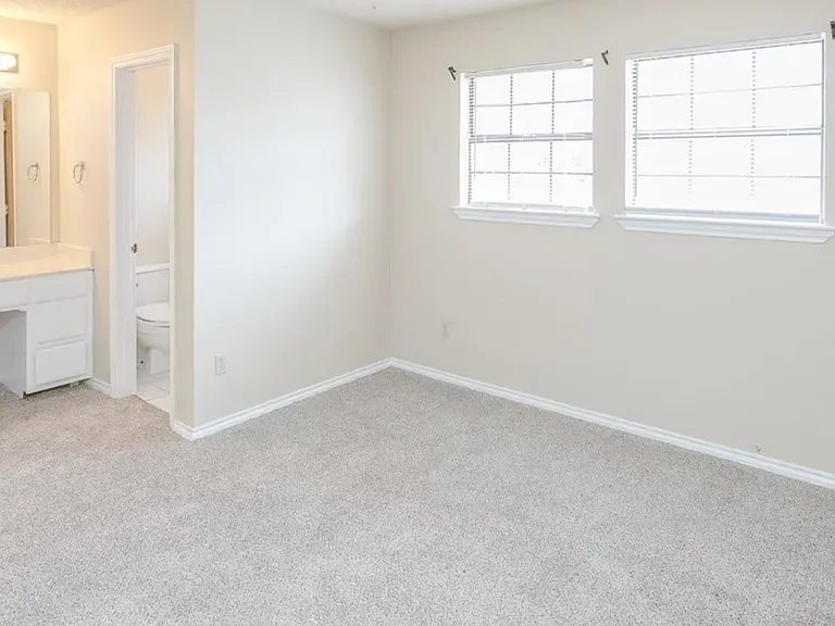 1108 Kathy Ln — Photo 2