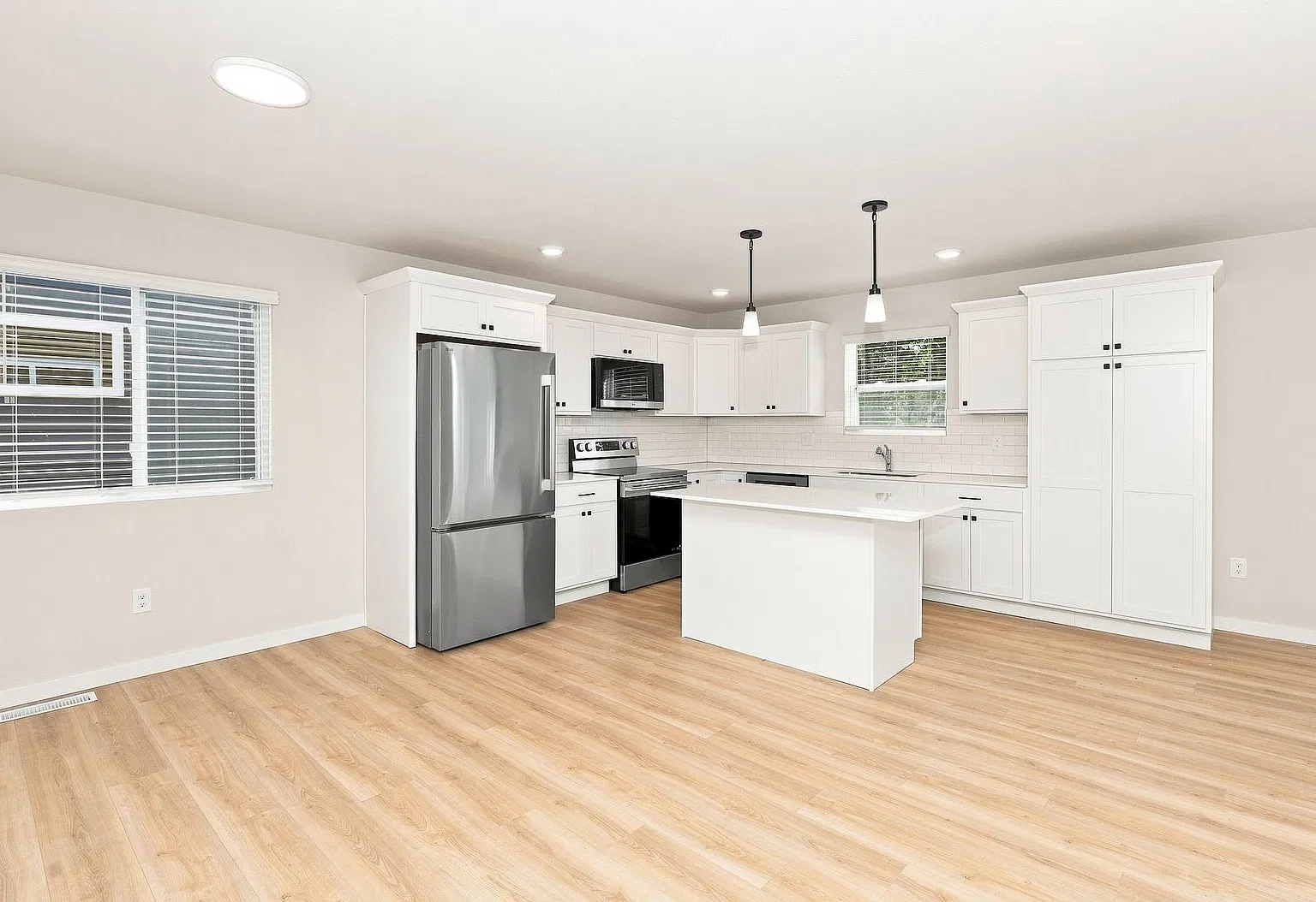1 Month FREE Rent! Applied to Your First Full Month. Terms & Conditions Apply. — Photo 2