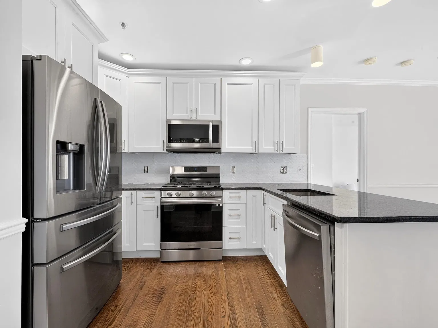2 bed, 2.0 bath, 1033 sqft, $4,799 — Photo 2