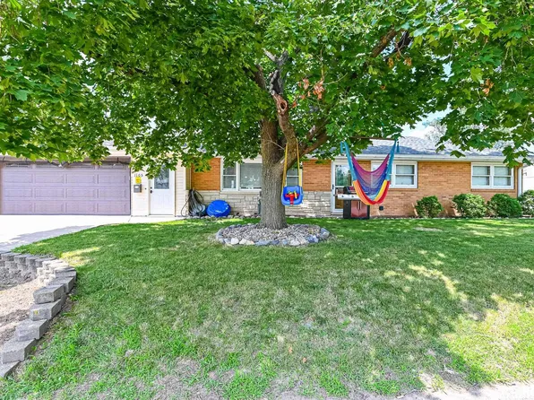 1105 Sheridan Rd, Pekin, IL 61554
