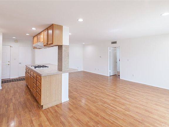 2nd image of 6342 Morse Ave APT 206