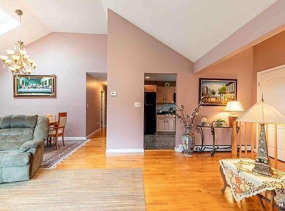 5th image of 358 Delawanna Ave