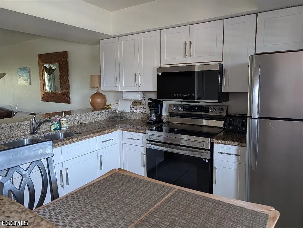 2 bed, 2.0 bath, 954 sqft, $2,600 — Photo 2