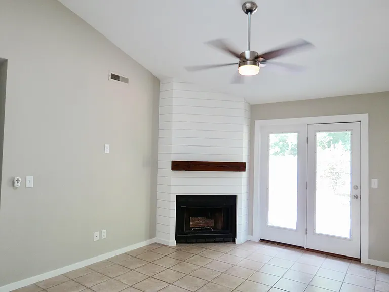 1124 Honeysuckle Ct — Photo 4