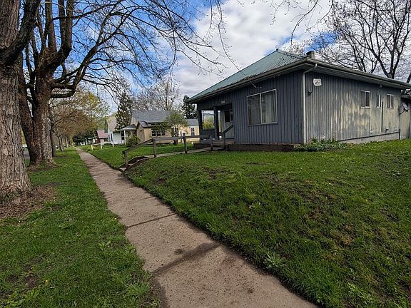 2nd image of 815 Maple St