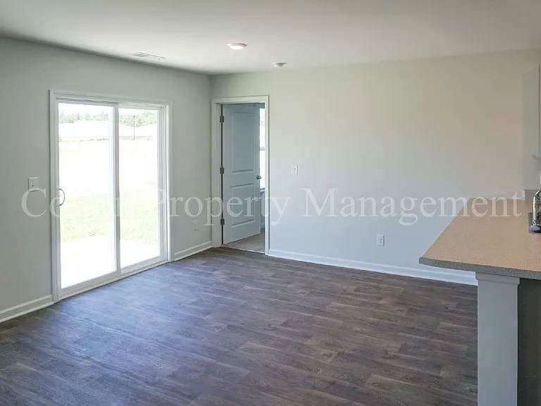 602 Draymore Dr NE — Photo 10