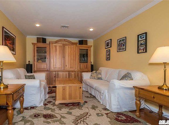 3rd image of 44 Strathmore Village Dr