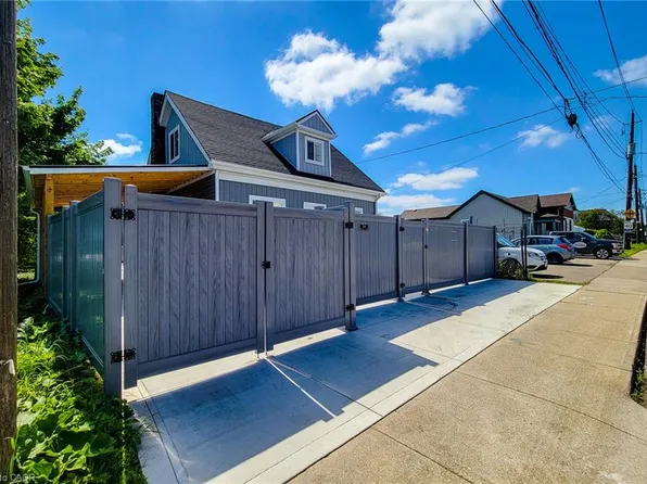 78 Hillyard St, Hamilton, ON L8L 6B4