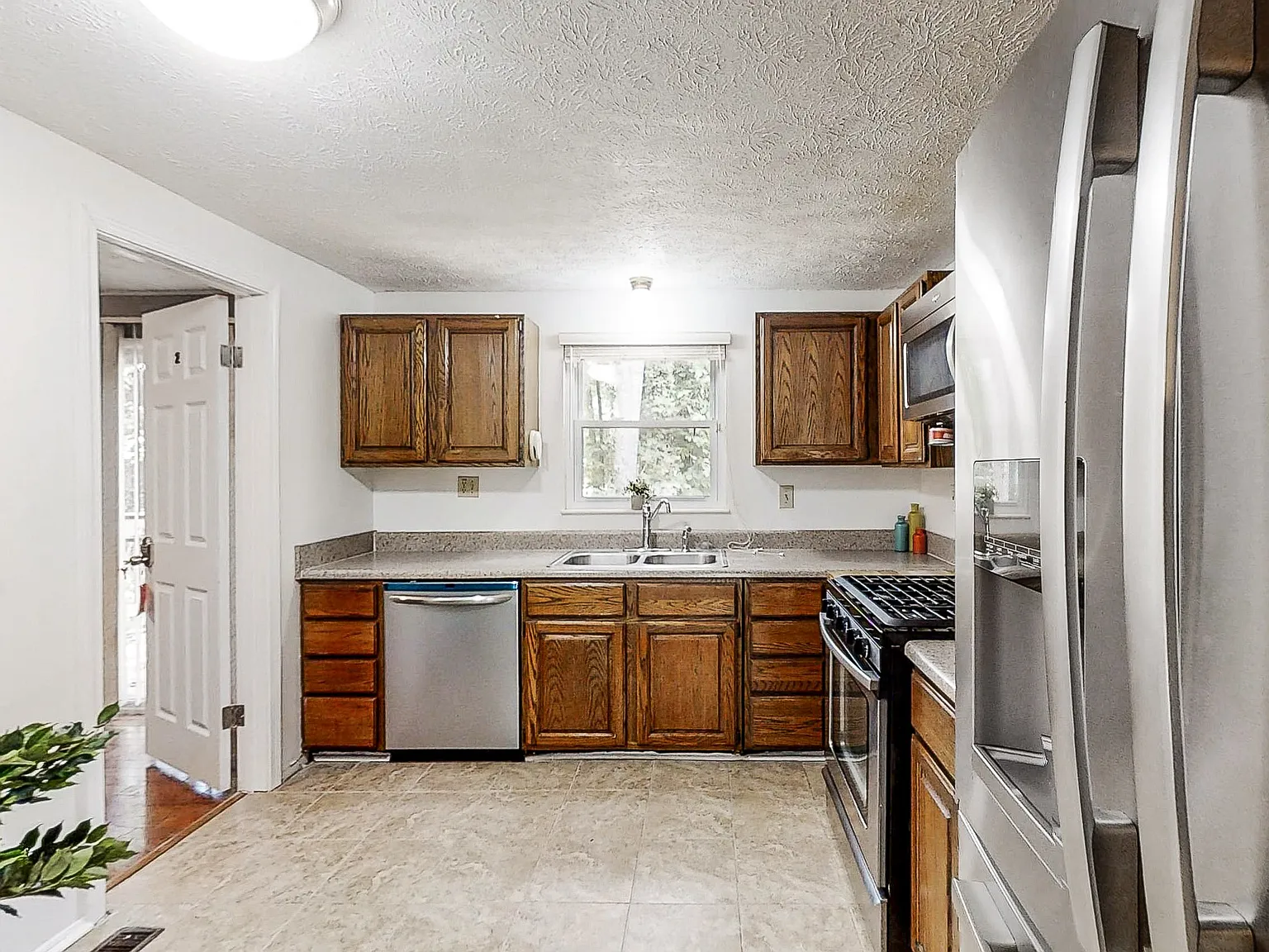 4 bed, 3.0 bath, 2500 sqft, $763 — Photo 4