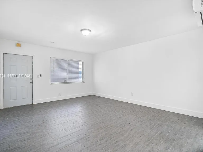 730 NE 128th St #7 — Photo 6