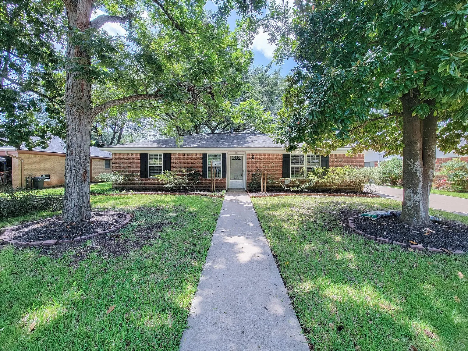 3 bed, 2.0 bath, 1432 sqft, $2,350 — Photo 2