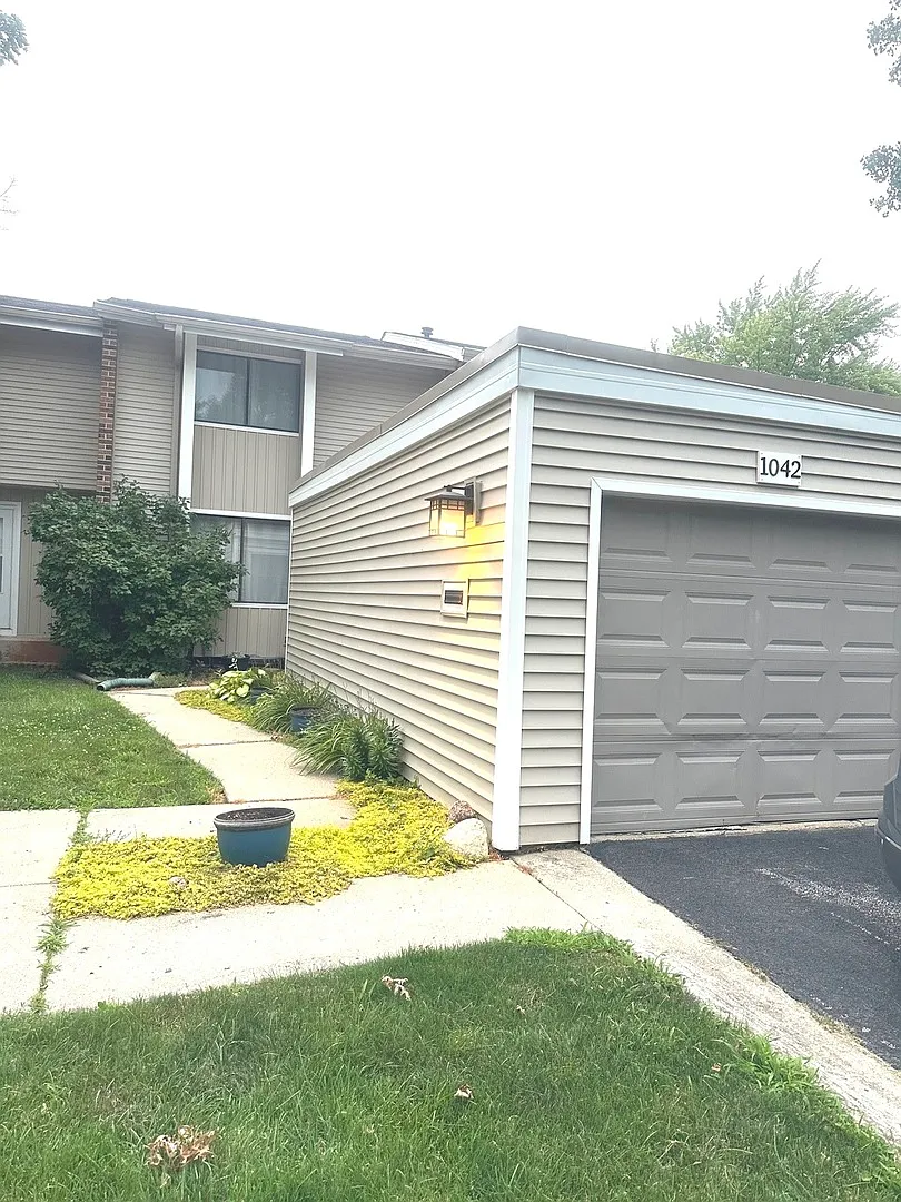1042 Cascade Dr photo 1