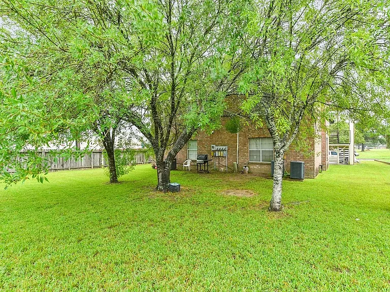 13902 Buckingham Dr — Photo 16