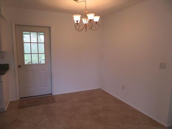 3rd image of 262 NE Camelot Dr
