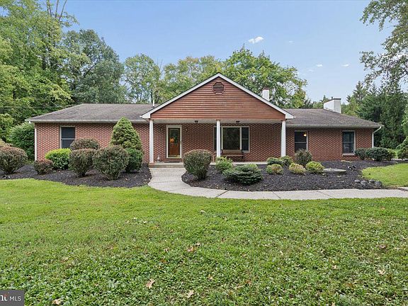 2nd image of 1373 Oxford Valley Rd