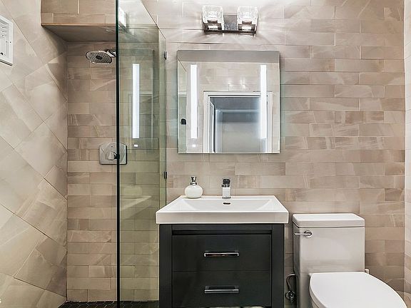 5th image of 225 E 36th St APT 14K