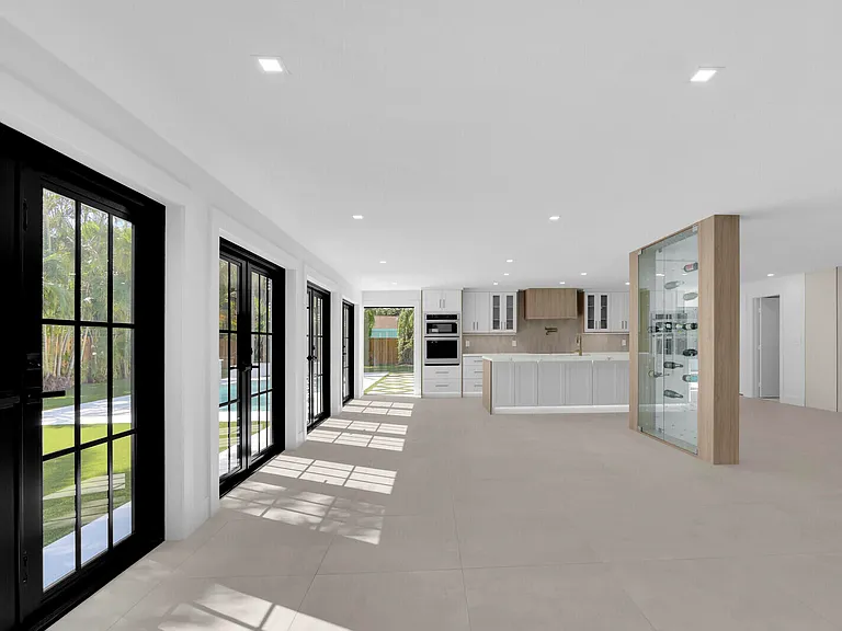 391 W Riverside Dr — Photo 32