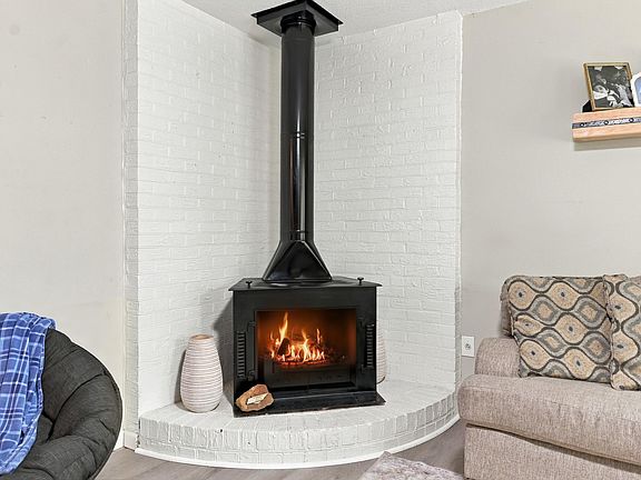 3rd image of 109 E Walnut Cir
