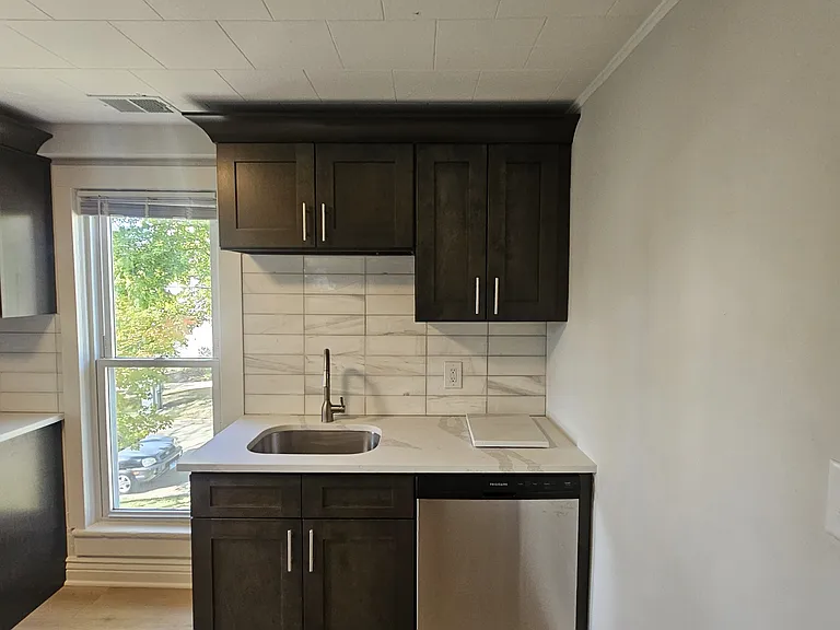 403 S 6th Ave — Photo 4