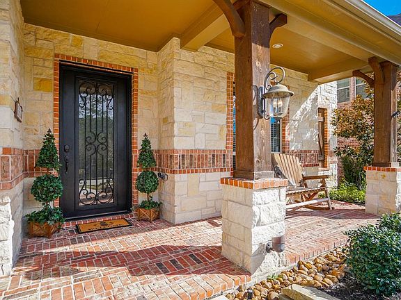 This Kingston Collection Bellview, shows like brand new. Join me on this spectacular virtual tour of what could be your next Home Sweet Home!