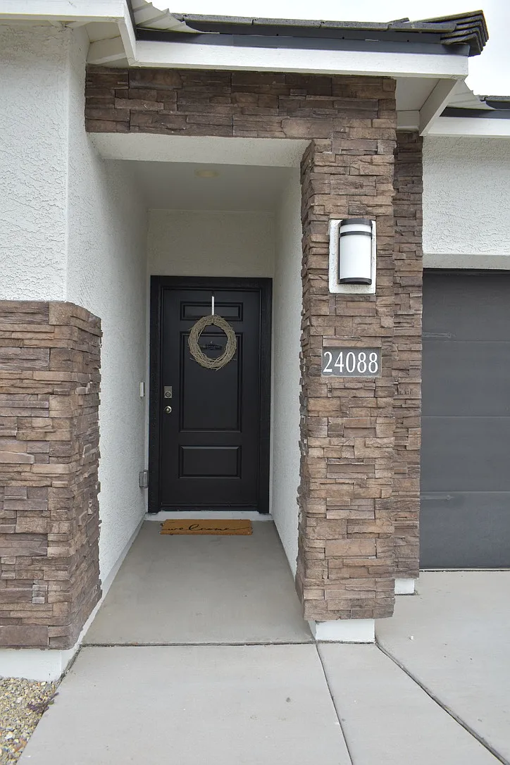 3 bed, 1601 sqft, $2,200 — Photo 2