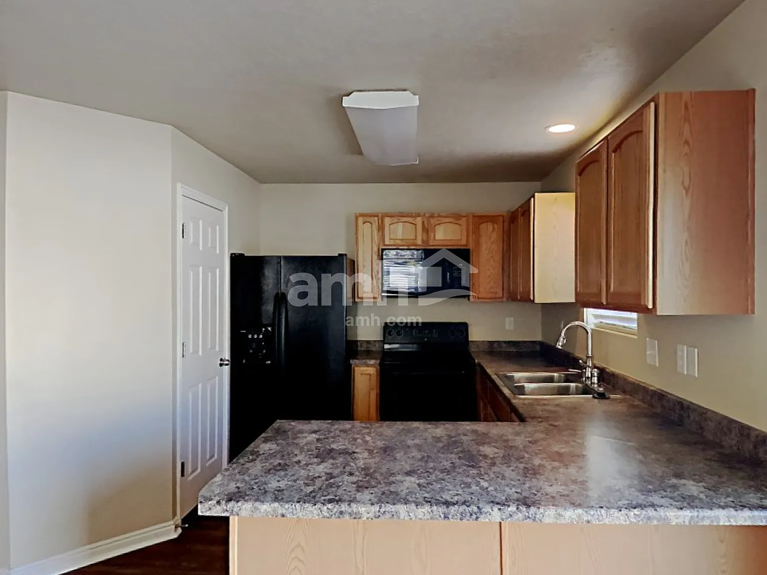 4 bed, 2.5 bath, 2592 sqft, $2,320 — Photo 3
