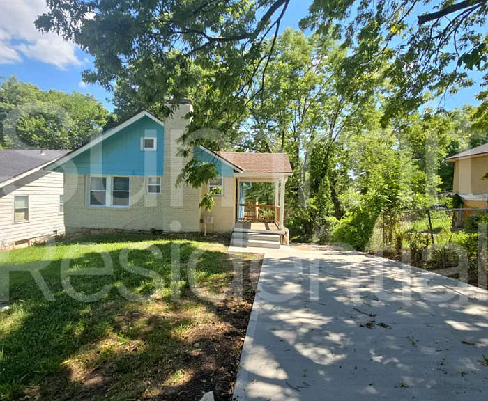 5011 E 39th Ter — Photo 1