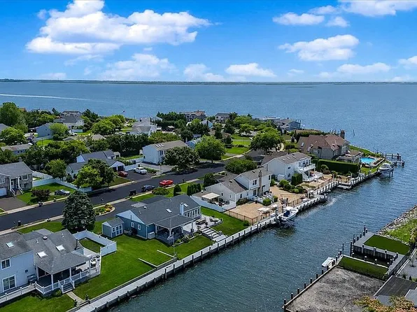 31 Shore Dr W, Copiague, NY 11726