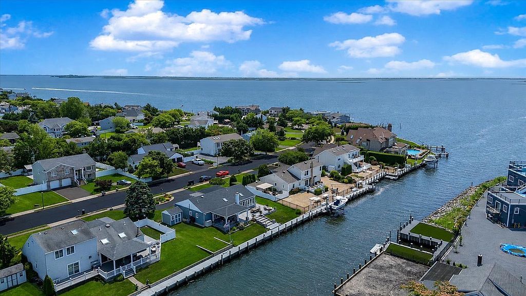 31 Shore Dr W - Property Image