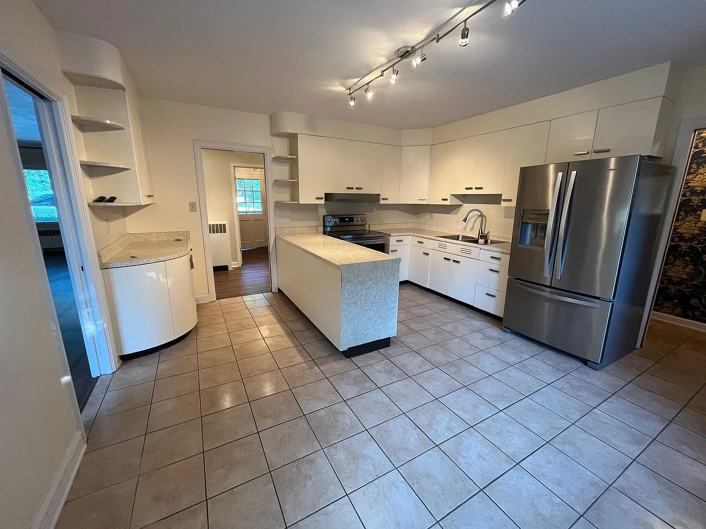 3323 Lakeshore Dr. — Photo 2