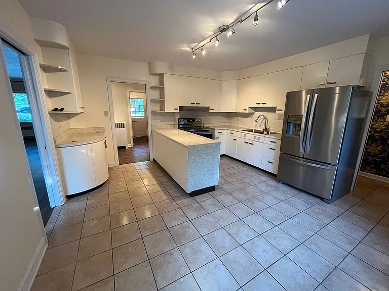 3323 Lakeshore Dr — Photo 2
