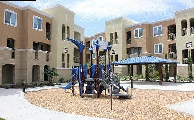 2 bed, 950 sqft, $3,100 — Photo 3