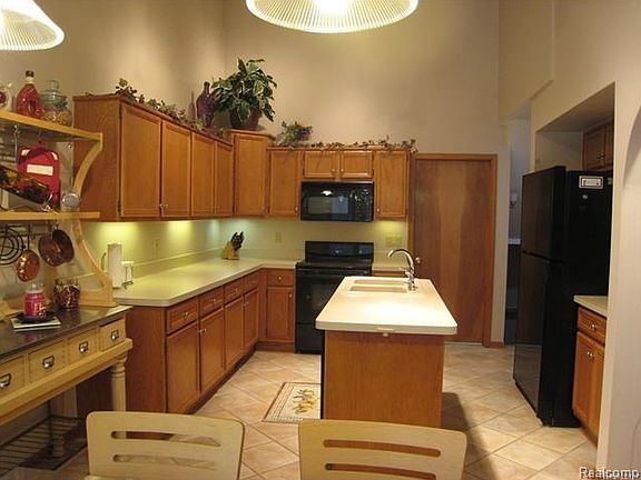 3rd image of 14883 Stoney Brook Dr W