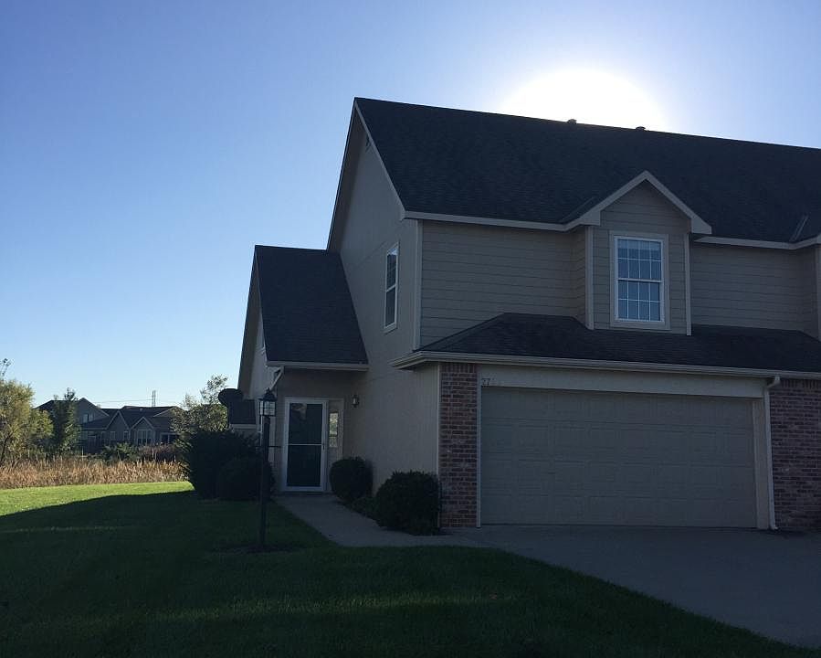 Townhouse is on a cul-de-sac with the backyard facing a natu